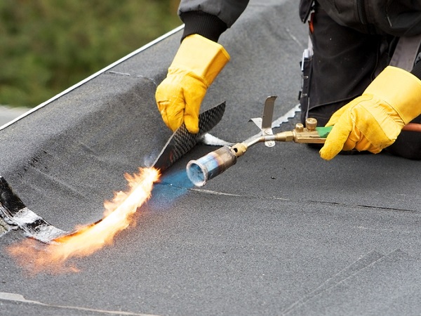 Flat roof covering with roofing felt